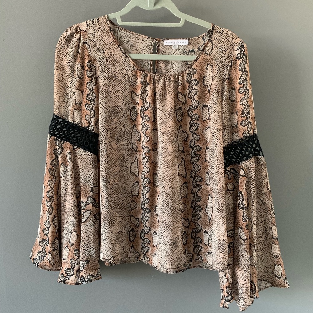 SALE 3/25$ ☀️Snake skin blouse
